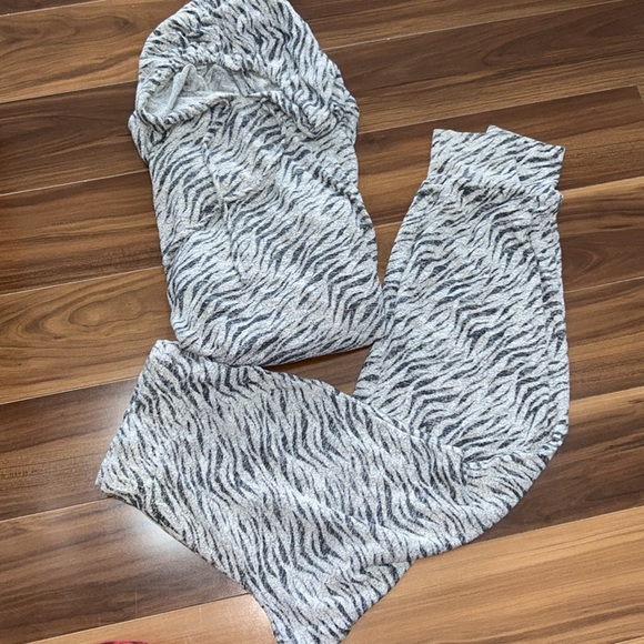 GAP Other - Medium Gap lounge stretchy hoodie legging set animal zebra print